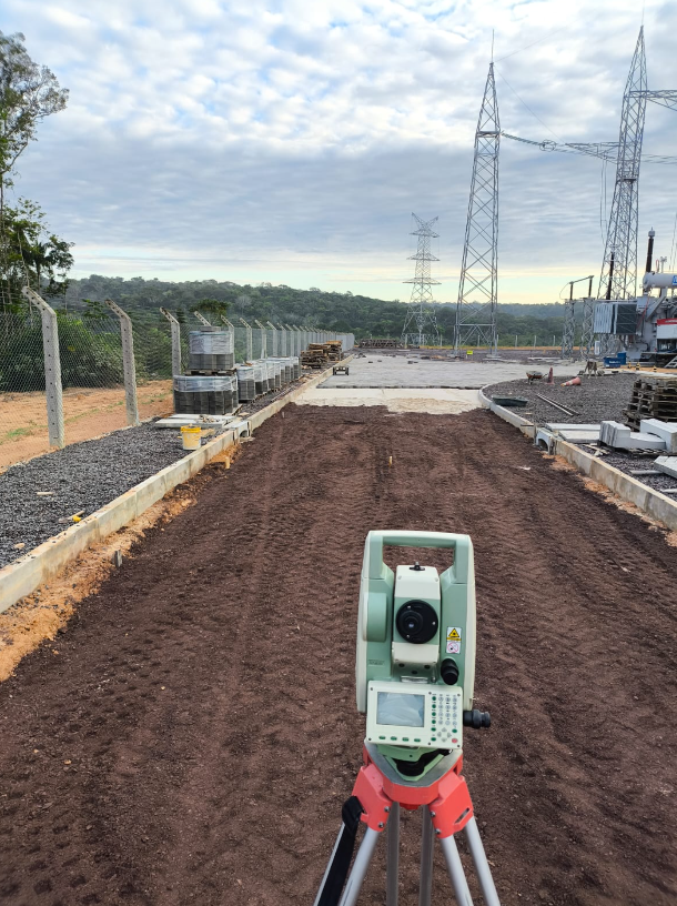 Controle de terraplenagem e greide com estação total